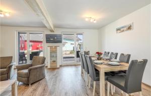 une salle à manger avec une table et des chaises dans l'établissement Seewolke 4, à Süssau