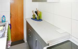eine Küchentheke mit einer weißen Arbeitsplatte in einer Küche in der Unterkunft Ferienhaus Am Breitenberg N in Winterstein