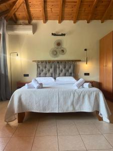 sypialnia z dużym łóżkiem i białym kocem w obiekcie Sergios w mieście Koukounaries