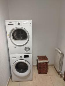 una lavadora y una lavadora en una habitación en CAL JAN - SOLANA en Bellver de Cerdanya 