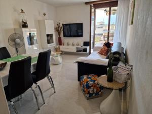 uma sala de estar com um sofá e uma mesa em Opal em Muralto
