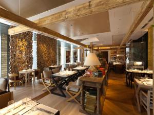 um restaurante com pisos e mesas e cadeiras de madeira em Solaria Nishitetsu Hotel Ginza em Tóquio