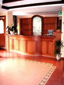 un vestíbulo con un gran salón de madera con escritorio en Hotel Antico Masetto, en Lamporecchio