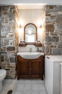 y baño con lavabo, aseo y espejo. en Casa Solmar, Stelida Naxos, by NaxosVibe en Stelida
