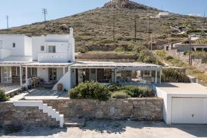 una casa blanca con una colina en el fondo en Casa Solmar, Stelida Naxos, by NaxosVibe en Stelida