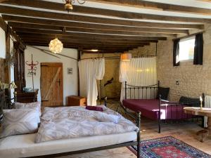 1 dormitorio con cama y techo de madera en Le petit Permadise, 