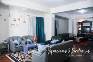 uma sala de estar com dois sofás e uma televisão em 5 Bedrooms 4 Bath/toilet & Mountain View Fast Net em Baguio