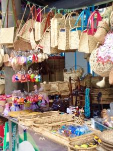 una exposición de cestas y otros artículos en un mercado en L'Arche, en Rodrigues Island
