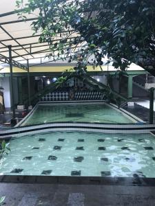 Banjar的住宿－HOTEL DHD，大楼里一大片水