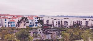 uma vista aérea de uma cidade com casas e um rio em Ha Long Essence Premium Hotel em Ha Long