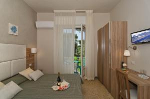 TV a/nebo společenská místnost v ubytování Hotel Giardino + 77 fotografií