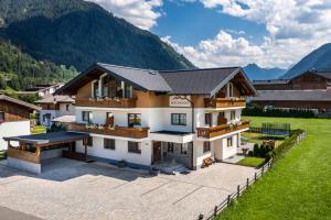 uma casa nas montanhas com vista em Appartements Bergheimat em Flachau