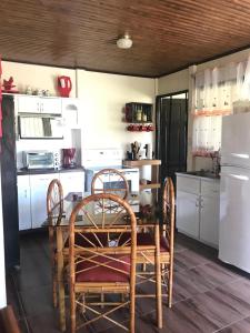 a kitchen with a table and chairs and a refrigerator at Casa en Atenas, entorno tranquilo in Atenas