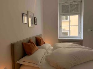 una camera da letto con due letti e una finestra di Darling Home a Merano