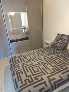 1 dormitorio con cama grande y ducha en Grand t2 vue mer en La Ciotat