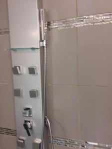 baño con ducha y puerta de cristal en Grand t2 vue mer en La Ciotat