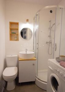 een badkamer met een toilet, een wastafel en een douche bij Signe Home in Gdańsk