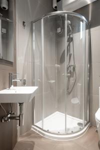 ein Bad mit einer Dusche und einem Waschbecken in der Unterkunft Marea Central Apartments in Sliema