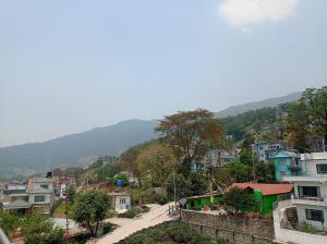 Blick auf eine Stadt mit Bergen im Hintergrund in der Unterkunft Janaki House in Kathmandu