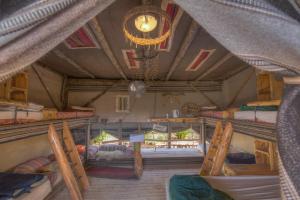 Palanda nebo palandy na pokoji v ubytování Kfar Hanokdim - Glamping & Camping + 37 fotografií