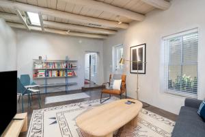 un soggiorno con un tavolo e un divano di Fiddlers Retreat a Santa Fe