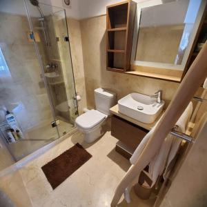 馬拉喀什的住宿－Marrakesh Pearl Gardens Amazing 2 Bedrooms apartment，浴室配有卫生间、盥洗盆和淋浴。