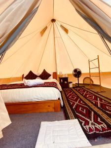 um quarto com uma cama numa tenda em Wanahita Camp em Gretek