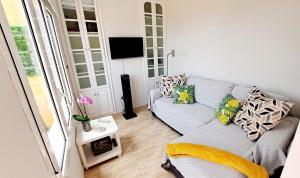 ein Wohnzimmer mit Couch und Fernseher in der Unterkunft La Casita del Arco Ático in San Pedro
