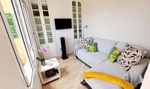 a living room with a couch and a tv at La Casita del Arco Ático in San Pedro