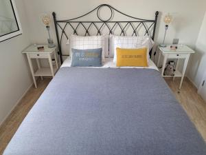 Ein Bett oder Betten in einem Zimmer der Unterkunft La Casita del Arco Ático