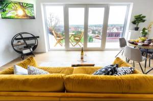 een woonkamer met een gele bank en een tafel bij Haus Sebald in Sankt Martin