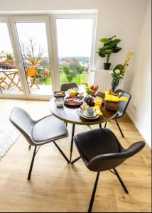 uma sala de jantar com uma mesa e duas cadeiras em Haus Sebald em Sankt Martin