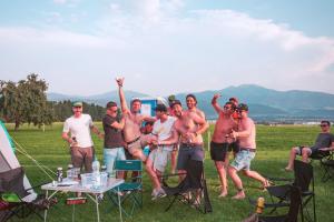 Un grupo de hombres posan para una foto. en Easy Camping en Spielberg