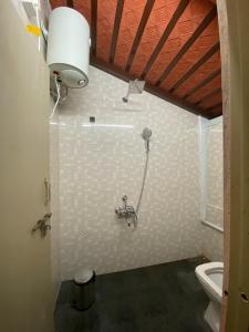 Ένα μπάνιο στο Art House- Air conditioned luxury service Apartments