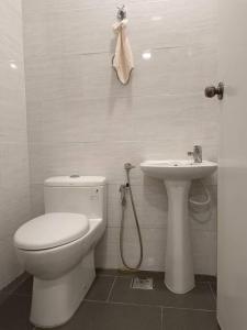 uma casa de banho com um WC e um lavatório em Guesthouse 26 Villa/Sejati/Mile7 em Sandakan