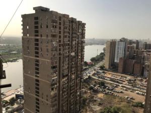 una vista aérea de un edificio alto en una ciudad en كورنيش النيل المعادي ابراج الجوهرة Nile Edge, en El Cairo