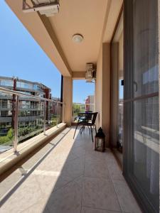 Summer Host Apartment Onegin في سوزوبول: شرفة مطلة على مبنى