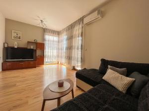 Summer Host Apartment Onegin في سوزوبول: غرفة معيشة مع أريكة وطاولة