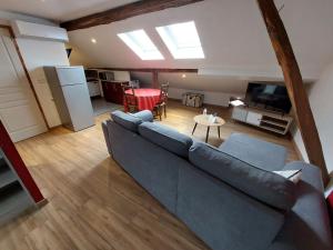 ein Wohnzimmer mit einem Sofa und einem Tisch in der Unterkunft Logis Hôtel - Les Pasteliers in Lavaur