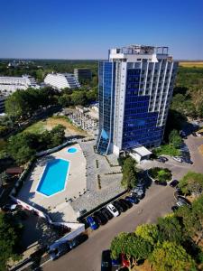 una vista aérea de un edificio con piscina en Olimp Sea View Apartments Etajul 10, en Olimp