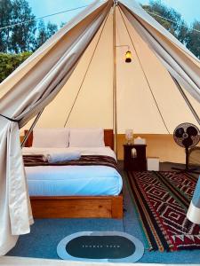 um quarto com uma cama numa tenda em Wanahita Camp em Gretek
