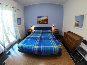 アルビッソラ・マリーナにあるApartment Gentile a 200 metri dal mareのベッドルーム1室(大型ベッド1台付)