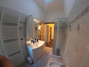 A bathroom at Apartment Gentile a 200 metri dal mare