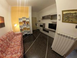 A television and/or entertainment centre at Apartment Gentile a 200 metri dal mare