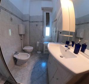 A bathroom at Apartment Gentile a 200 metri dal mare