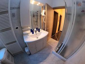 A bathroom at Apartment Gentile a 200 metri dal mare