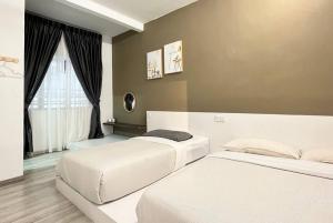 two white beds in a room with a window at Emerald Avenue Cozy 3R3B Apartment 715 in Brinchang