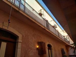 een balkon aan de zijkant van een gebouw bij Palazzo Gancia holiday homes in Siracusa