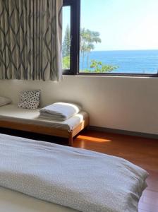 - une chambre avec un lit et une grande fenêtre dans l'établissement Migratory Birds Hotel, à Toucheng