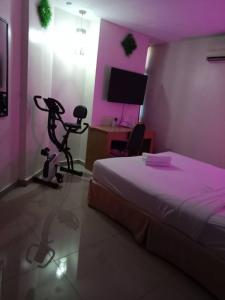 - une chambre avec un lit et un bureau avec un moniteur dans l'établissement HOTEL SRI SUTRA (BANDAR SUNWAY), à Petaling Jaya